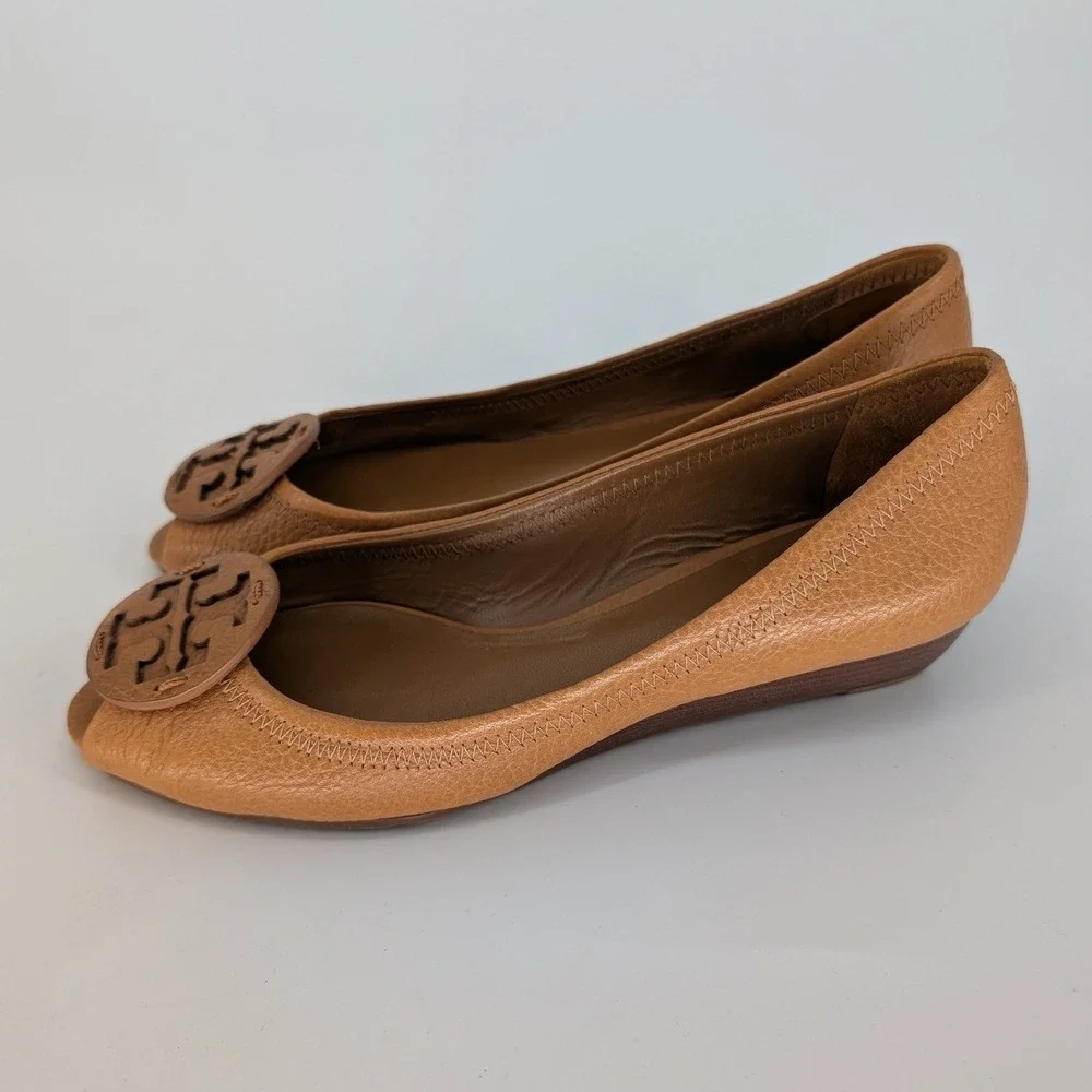 Tory Burch Peep Toe Wedge 7M Tan Pebbled Leather Logo Medallion Preppy Classic